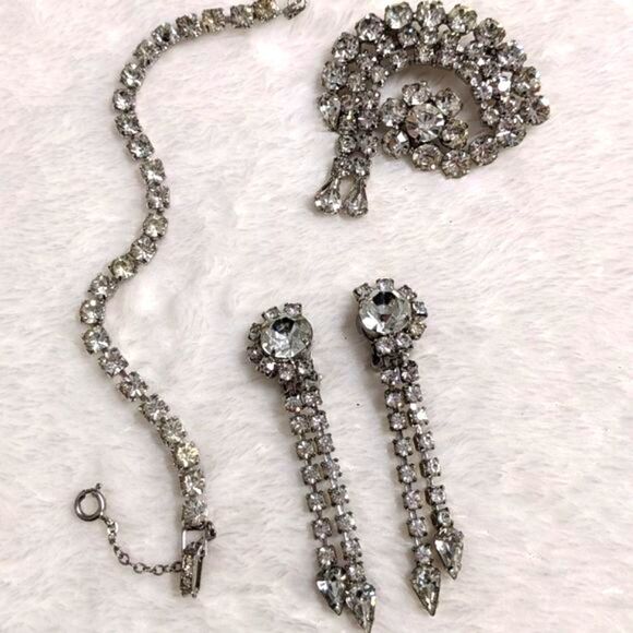 Vintage 1950's Rhinestone Set- Earrings, Brooche, Bracelet - Picture 16 of 17